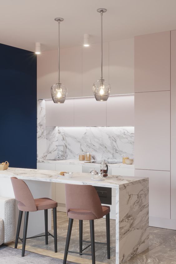 белая мраморная плитка на кухне